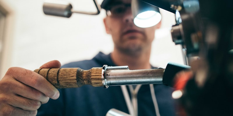 高清体育直播画面展示，观众在手机和电脑上观看足球比赛